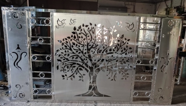 Portal inoxidable decorado con corte de árbol